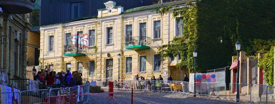 Власник історичної садиби на Андріївському узвозі погодився взятись до ремонту будівлі: про що йдеться