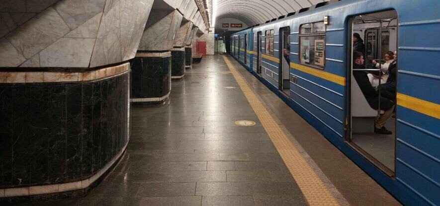 Трагедія у київському метро: загинула людина, на місці працюють медики та поліцейські Трагедія у київському метро: загинула людина, на місці працюють медики та поліцейські