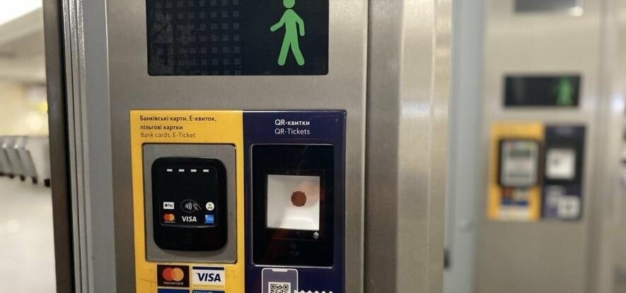 У Києві паніка в метро: турнікети не приймають карти