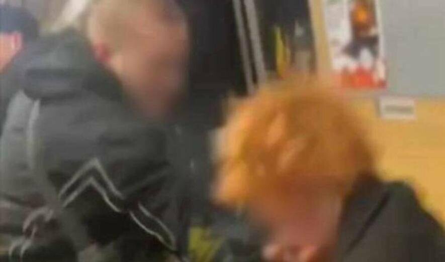 Жорстоко побив чоловіка у вагоні метро за колір волосся: у Києві затримали 18-річного кривдника, – ВІДЕО Жорстоко побив чоловіка у вагоні метро за колір волосся: у Києві затримали 18-річного кривдника, – ВІДЕО
