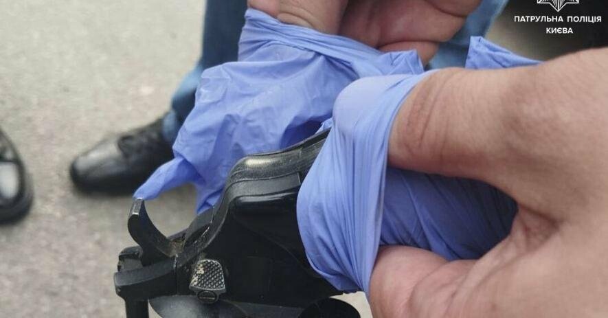 Вирішили з’ясувати чи стріляє пістолет, нібито знайдений на смітнику: у Києві затримали порушників