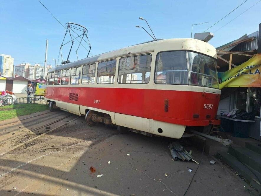 На Позняках трамвай зійшов з рейок та в’їхав у ринок: є постраждалий, – ФОТО