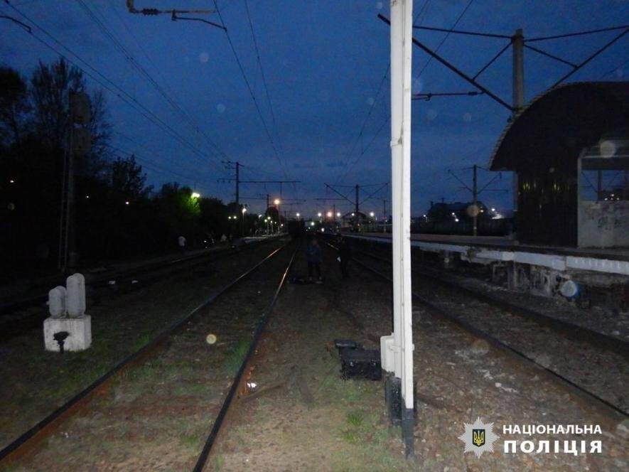 Йшов спиною до потяга у навушниках: під Києвом 29-річного чоловіка насмерть збив потяг
