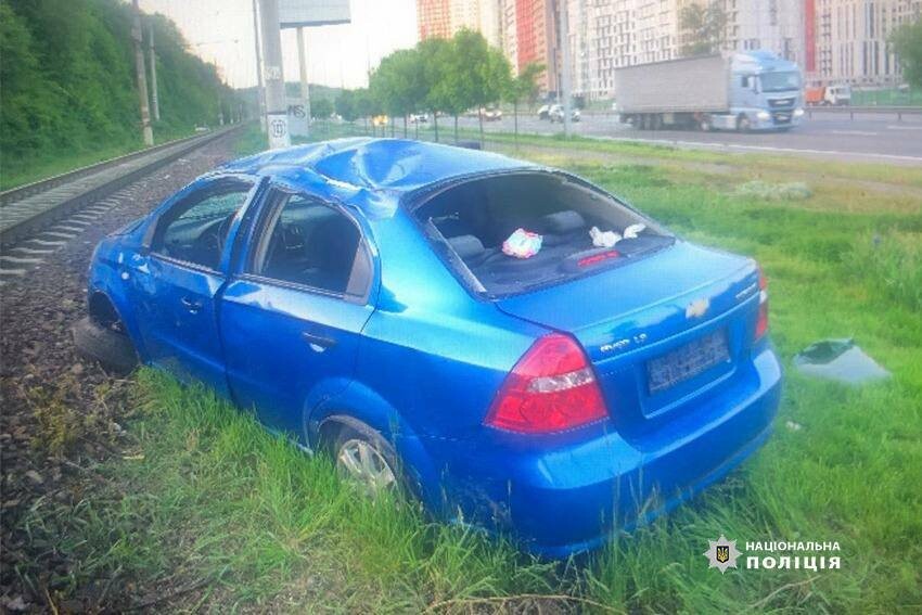 “П’яне” ДТП у Києві: водій не впорався з керуванням і злетів у кювет, є постраждалий