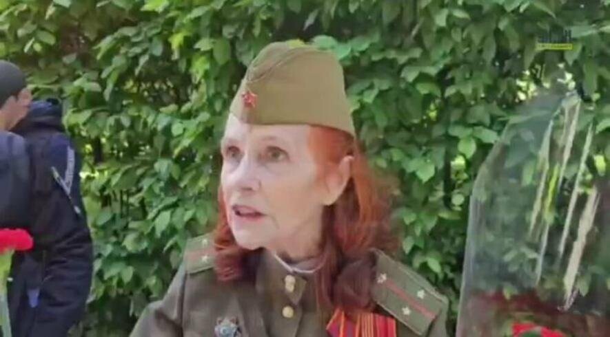 “Дєнь побєди нікто не отмєнял”: у Києві пенсіонерка “проривалась” до Меморіалу Вічної Слави із радянською символікою, – ВІДЕО