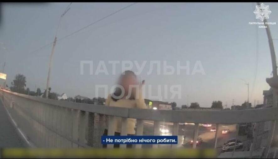 У Києві врятували жінку, яка хотіла вкоротити собі віку, стрибнувши з моста, – ВІДЕО