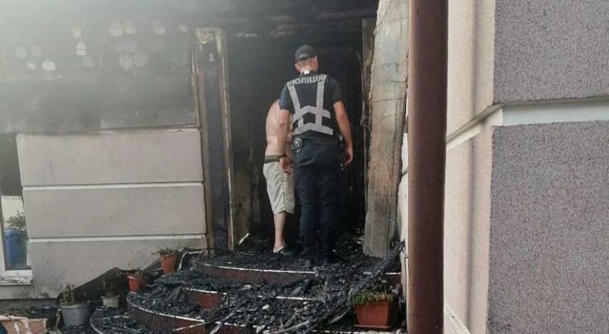 Повністю вигорів гараж та дах будинку: під Києвом через займання генератора здійнялася пожежа