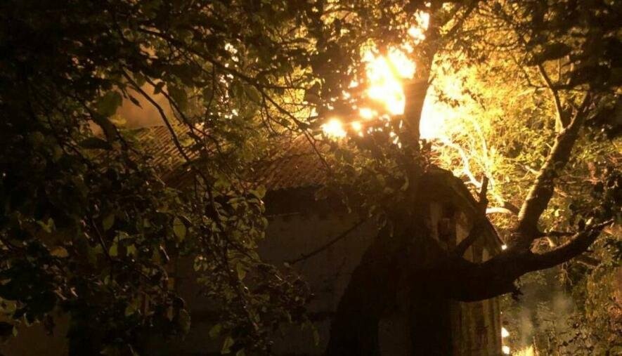 На Київщині горів житловий будинок: господар постраждав через власну необережність На Київщині горів житловий будинок: господар постраждав через власну необережність