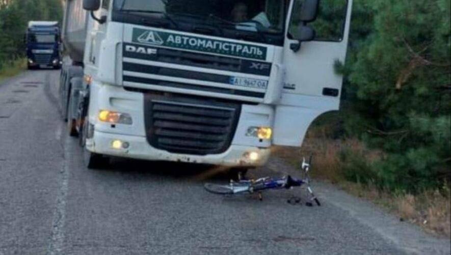 Під Києвом велосипедист потрапив під колеса вантажівки: деталі моторошного інциденту Під Києвом велосипедист потрапив під колеса вантажівки: деталі моторошного інциденту