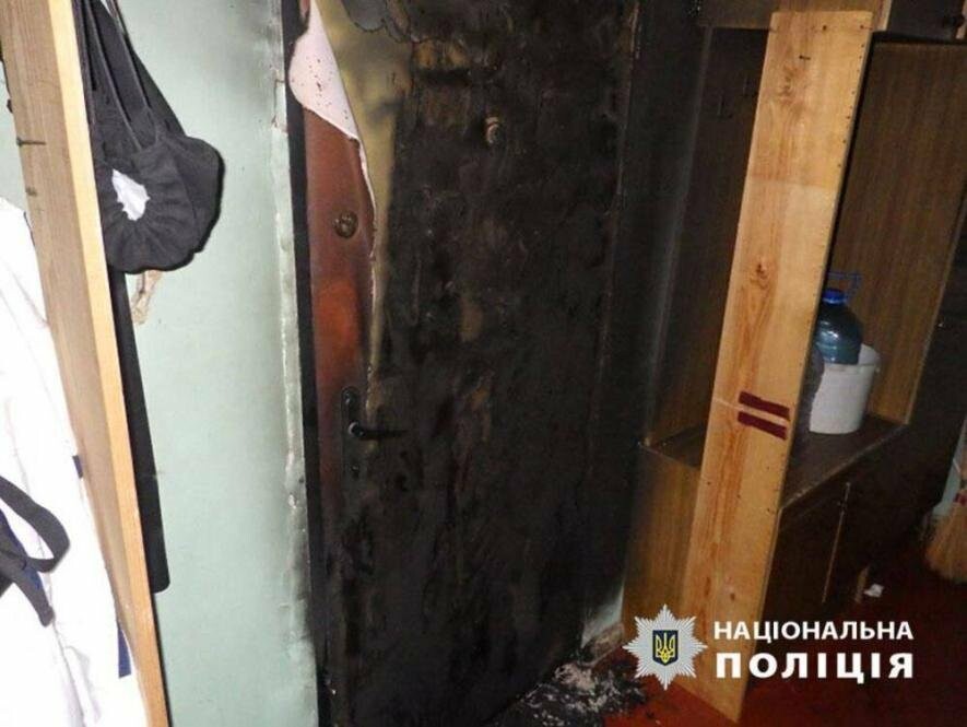 Пожежа, напад, пошкодження дверей: правоохоронці затримали небезпечну мешканку Києва Пожежа, напад, пошкодження дверей: правоохоронці затримали небезпечну мешканку Києва
