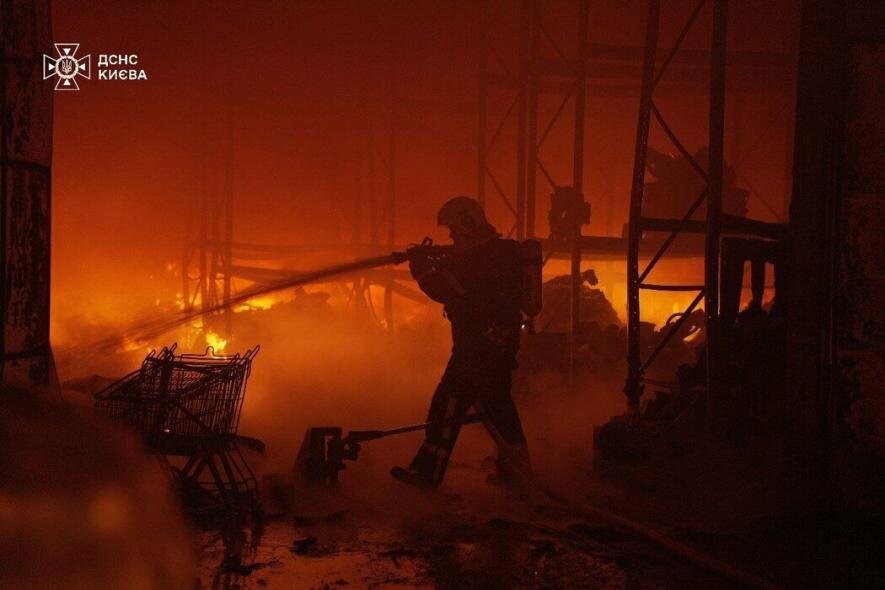 Масштабна пожежа, вибухи й постраждалі в Києві: що відбувалось цієї ночі Масштабна пожежа, вибухи й постраждалі в Києві: що відбувалось цієї ночі