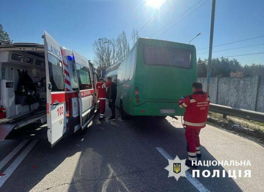 Розбите скло, кузов і п’ять постраждалих: чому в Києві сталась моторошна аварія, – ФОТО Розбите скло, кузов і п’ять постраждалих: чому в Києві сталась моторошна аварія, – ФОТО