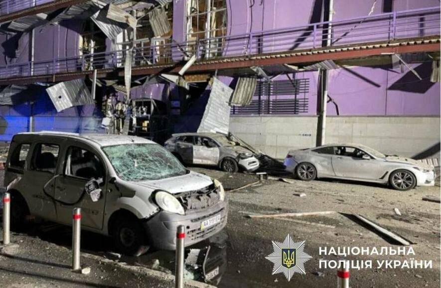 Моторошне падіння шахедів на ТРЦ і будинки: жителі Києва показали наслідки сильного вибуху, – ФОТО Моторошне падіння шахедів на ТРЦ і будинки: жителі Києва показали наслідки сильного вибуху, – ФОТО