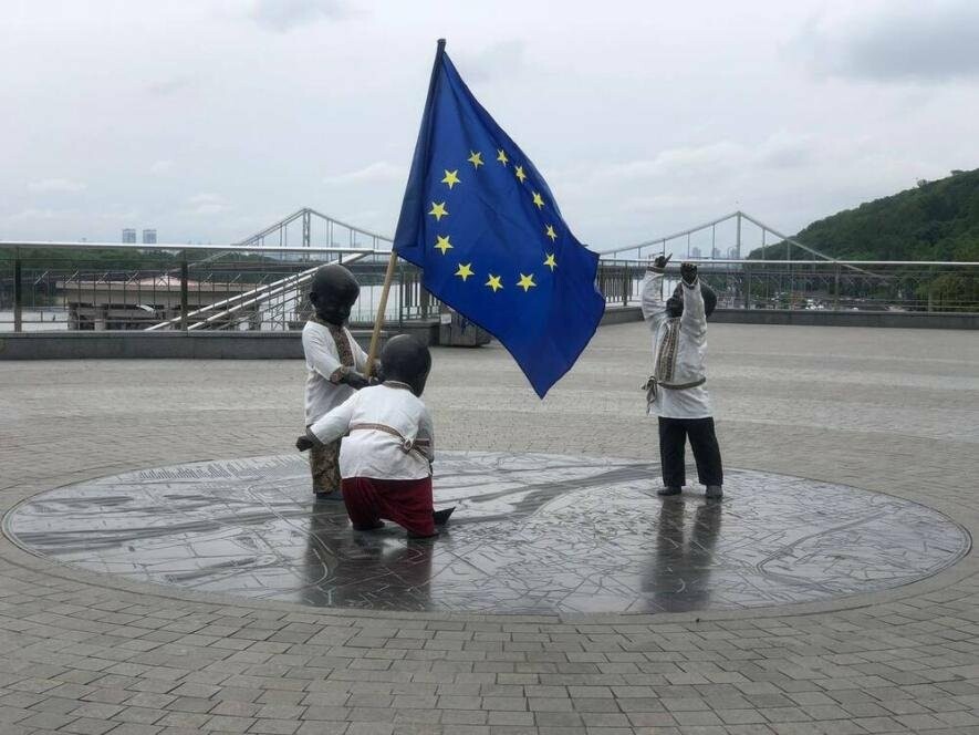 Малюки з прапорами в руках: у Києві відкрилась фотозона до Дня Європи, – ФОТО Малюки з прапорами в руках: у Києві відкрилась фотозона до Дня Європи, – ФОТО