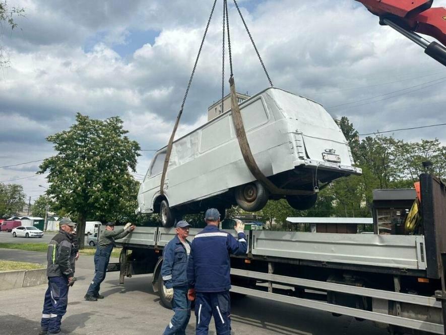 “Арт-об’єкт минулого”: неподалік центру Києва прибрали незвичайну розфарбовану автівку, – ФОТО