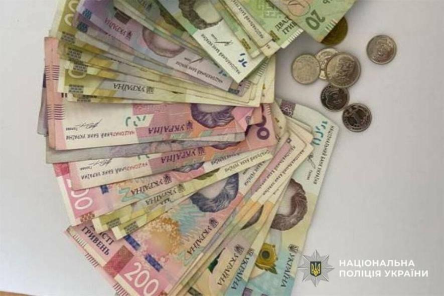 Погрози і сотні вкрадених грошей: в ТРЦ Києва сталось пограбування