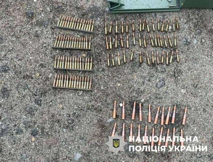 Небезпечний подарунок: у Києві чоловік гуляв із контейнером вибухівок, – ФОТО Небезпечний подарунок: у Києві чоловік гуляв із контейнером вибухівок, – ФОТО