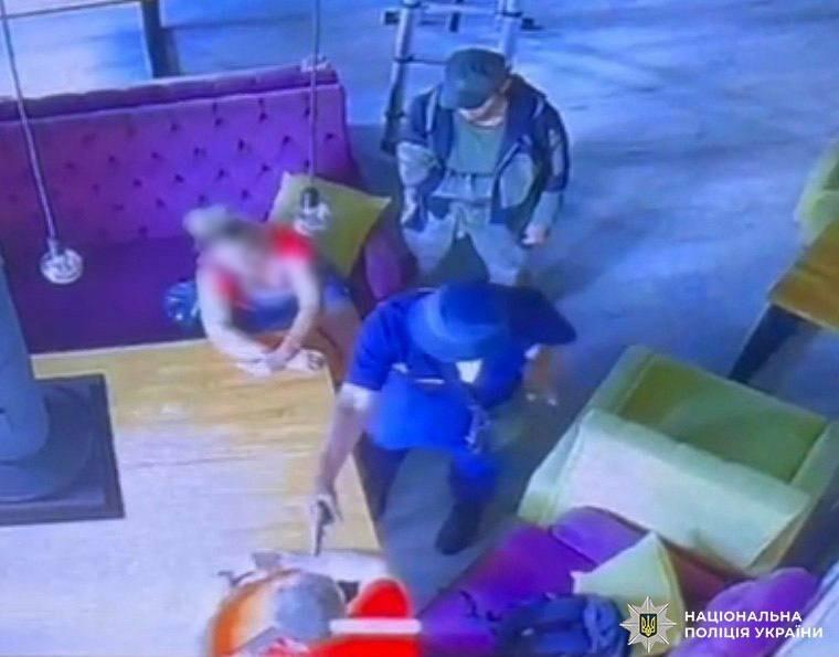 Київський екшн: двоє чоловіків погрожували адміністратору кафе, – деталі