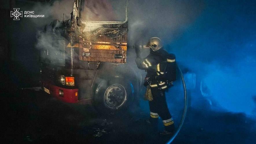 Вогонь серед ночі: на Київщині загорівся вантажний автомобіль – є потерпіла