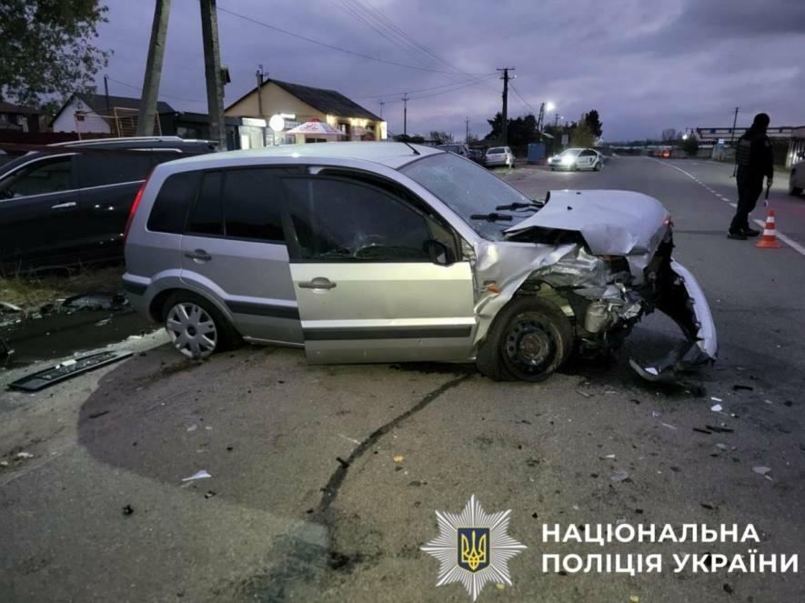 ДТП на Київщині: літній водій Ford не впорався з маневром і потрапив у лікарню