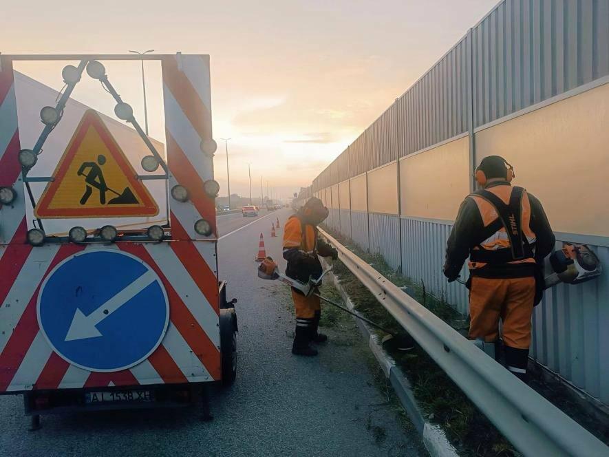 Асфальт, знаки, узбіччя: як триває дорожнє відновлення на Київщині