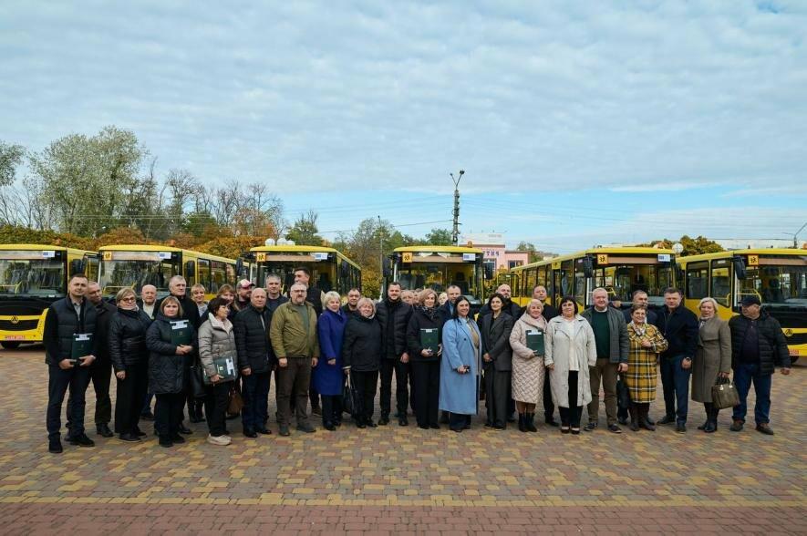 Нові шкільні автобуси вирушили до громад Київщини — транспорт враховує потреби всіх дітей
