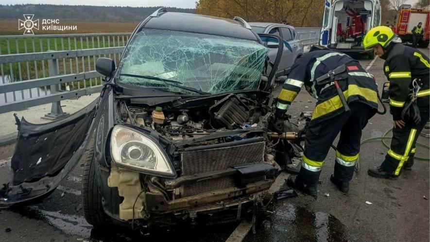Масштабна ДТП на Київщина: рятувальники визволяли двох людей із понівечених авто