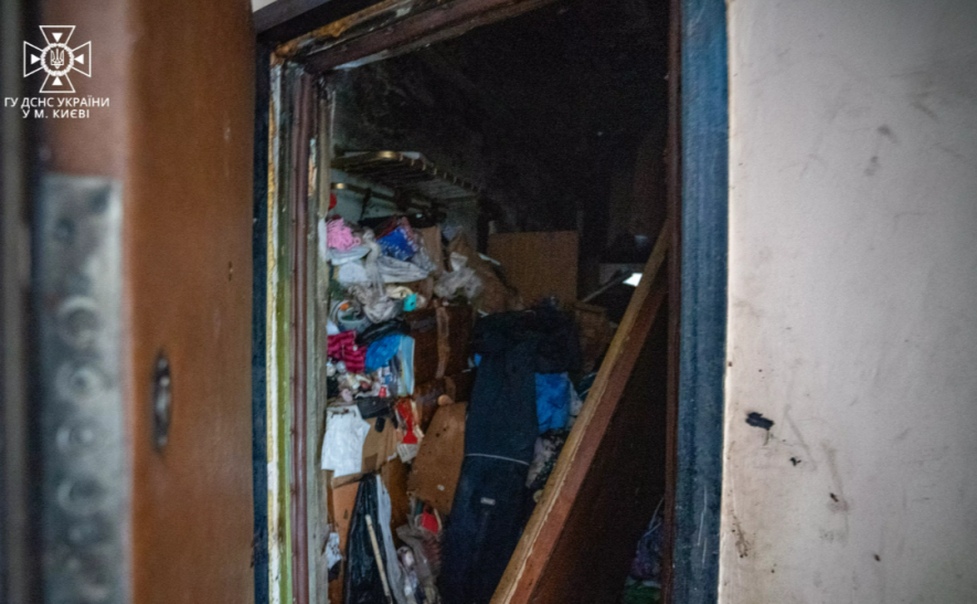 У Києві через мотлох в квартирі ледь не загинули дві жінки: деталі