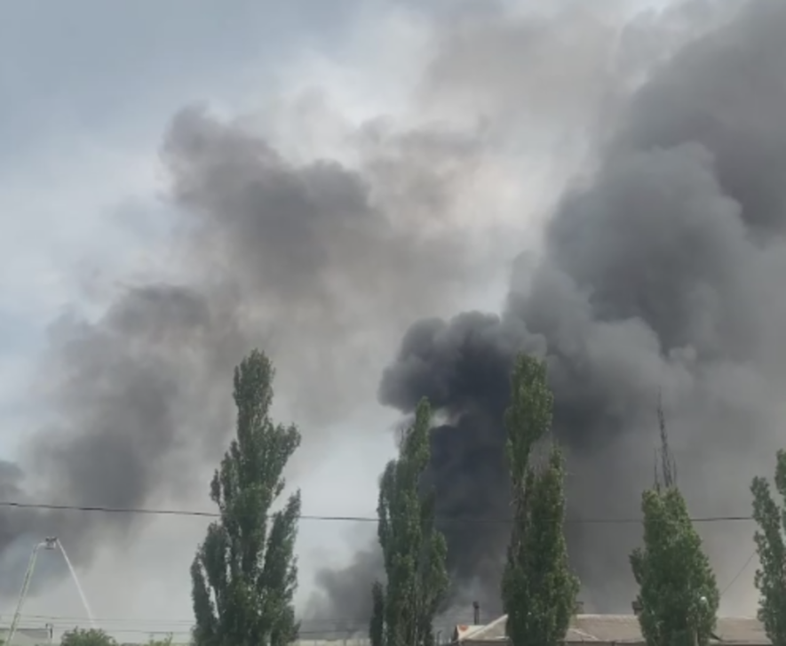 Падіння БпЛА чи пожежа: на Лівому березі Києва сталось масштабне задимлення, – ВІДЕО