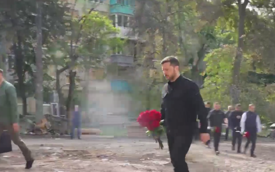 Слова прощання, квіти і сум на очах: Володимир Зеленський приїхав на місце ракетного удару в Києві, – ВІДЕО Слова прощання, квіти і сум на очах: Володимир Зеленський приїхав на місце ракетного удару в Києві, – ВІДЕО