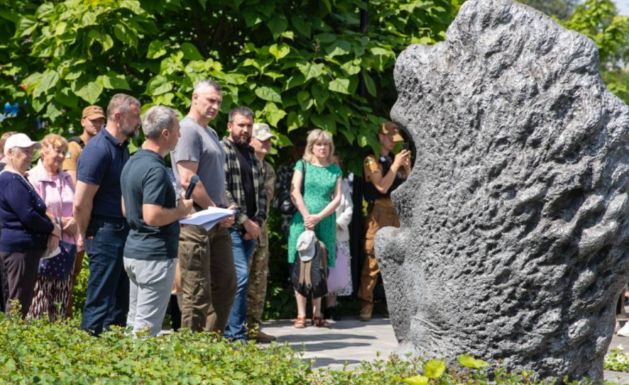 “Обличчя-камінь”: у Києві встановили незвичайний монумент на честь захисників, – ФОТО “Обличчя-камінь”: у Києві встановили незвичайний монумент на честь захисників, – ФОТО