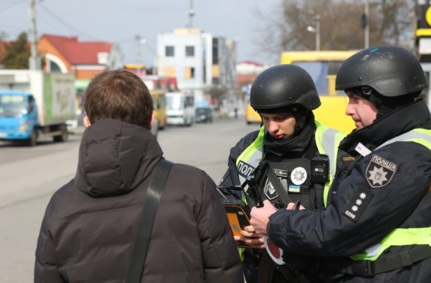 Масові перевірки й обмеження руху в центрі Києва: що зараз відбувається Масові перевірки й обмеження руху в центрі Києва: що зараз відбувається