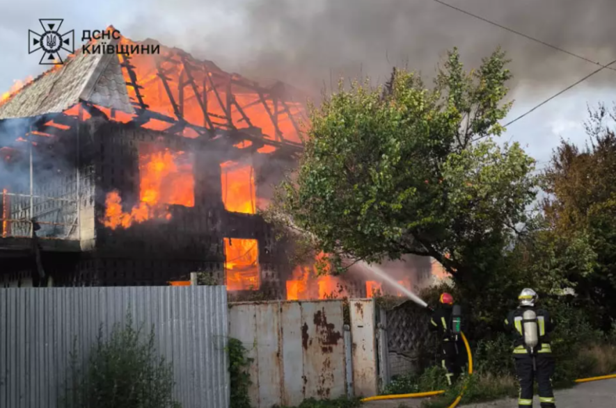 Сморід, два поверхи полум’я і диму: на Київщині рятувальники загасили масштабну пожежу, – ФОТО Сморід, два поверхи полум’я і диму: на Київщині рятувальники загасили масштабну пожежу, – ФОТО