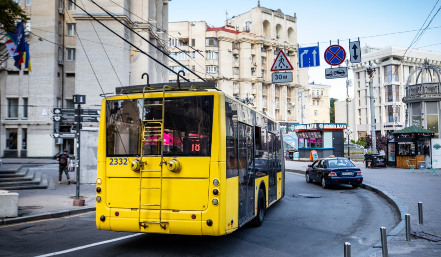 Обмеження руху й зміни маршрутів на дорогах Києва: що завтра зміниться Обмеження руху й зміни маршрутів на дорогах Києва: що завтра зміниться