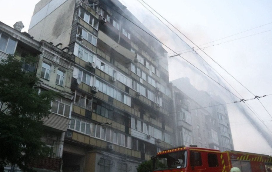Дитячі сльози після обстрілів: у Києві хлопчик спав на лавці біля зруйнованого будинку, – ВІДЕО
