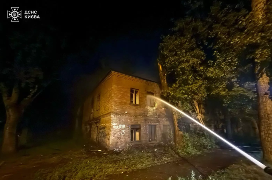 Сьогодні в Києві горіла двоповерхова будівля: як діяли рятувальники на місці пожежі, – ФОТО Сьогодні в Києві горіла двоповерхова будівля: як діяли рятувальники на місці пожежі, – ФОТО