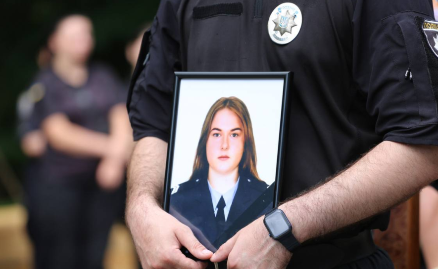 Сльози, біль і слова прощання: в Києві попрощалися із загиблою поліцейською Марією Дзюмагою Сльози, біль і слова прощання: в Києві попрощалися із загиблою поліцейською Марією Дзюмагою