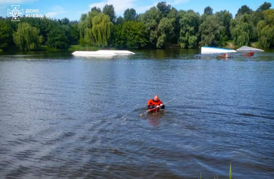 Трагедія у водоймі: жителі Києва виявили утопленика на території зони відпочинку, – ФОТО Трагедія у водоймі: жителі Києва виявили утопленика на території зони відпочинку, – ФОТО