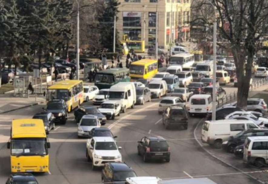 Обмеження на дорогах і нові маршрути руху транспорту: що завтра зміниться в Києві Обмеження на дорогах і нові маршрути руху транспорту: що завтра зміниться в Києві
