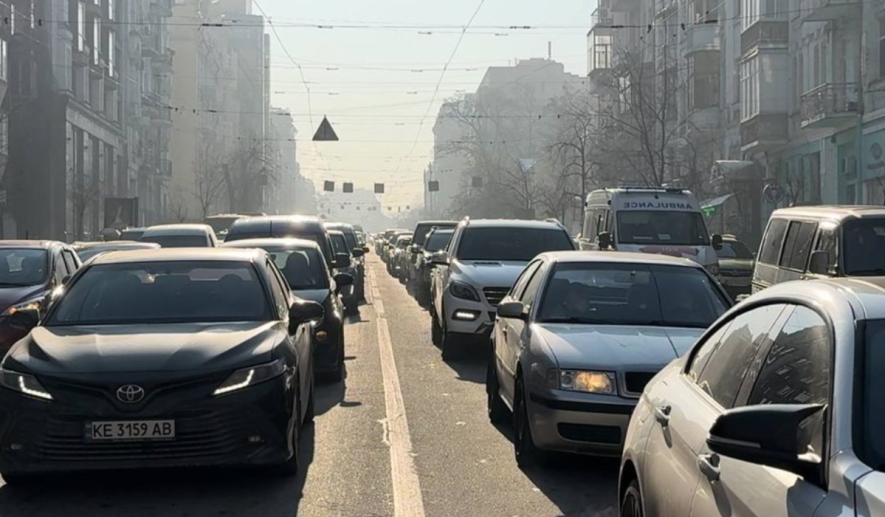 Хаос на дорогах після ракетного удару: в Києві перекриті вулиці і змінено рух транспорту, – деталі
