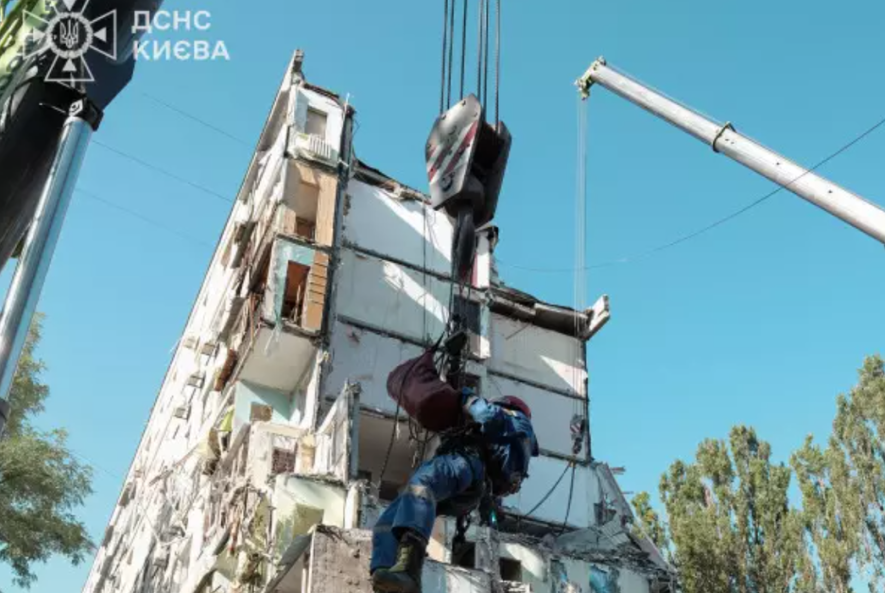 Моторошні руїни і тонни сміття: що зараз відбувається на місці падіння ракети в Києві, – ФОТО