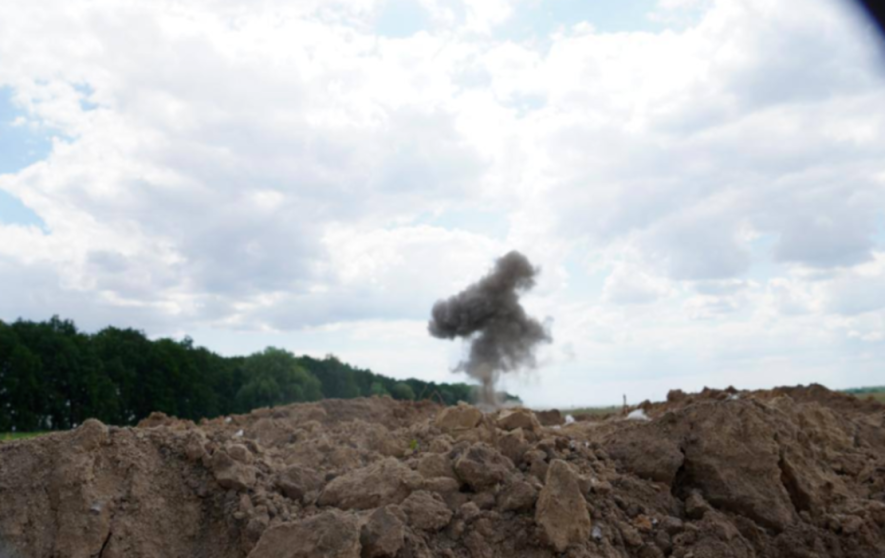 Сильні вибухи і перевірки територій: на Київщині тривають планові роботи саперів, – ФОТО