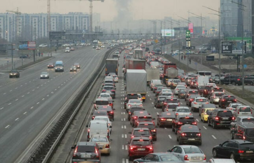 В’їзд у Київ частково заблоковано: чому водіям складно проїхати