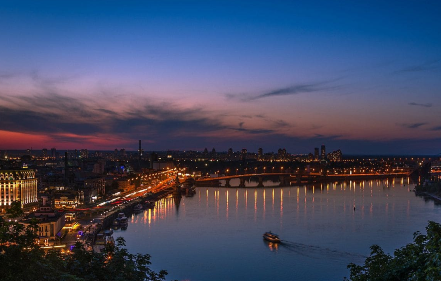 Велике скупчення смогу в темряві: у трьох районах Києва найгірша якість повітря