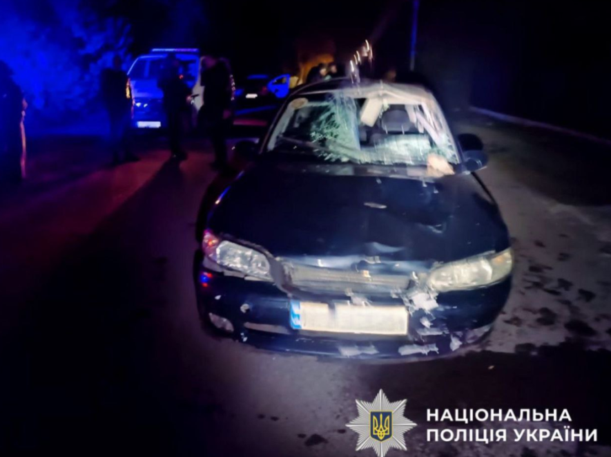 Кривавий вечір на Київщині: автівка переїхала пішохода й розбилась від удару, – ФОТО