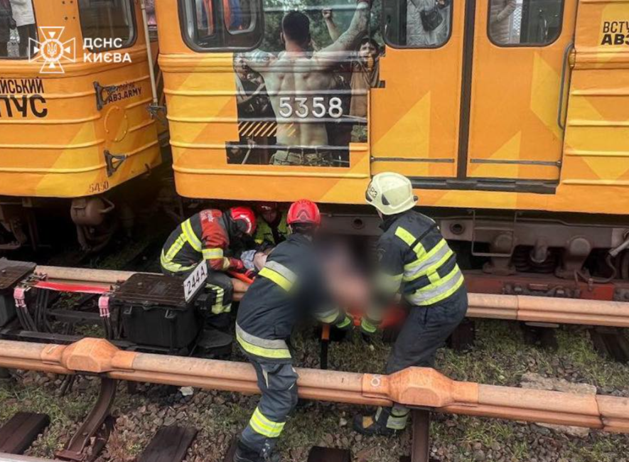 Надзвичайна ситуація в метро Києва: рятувальники дістали пасажира з-під потяга, – ФОТО