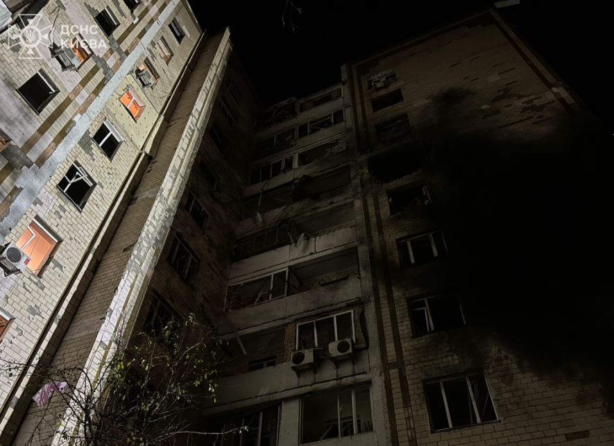 Пожежі в квартирах й розбиті вікна: у двох районах Києва впали уламки БпЛА