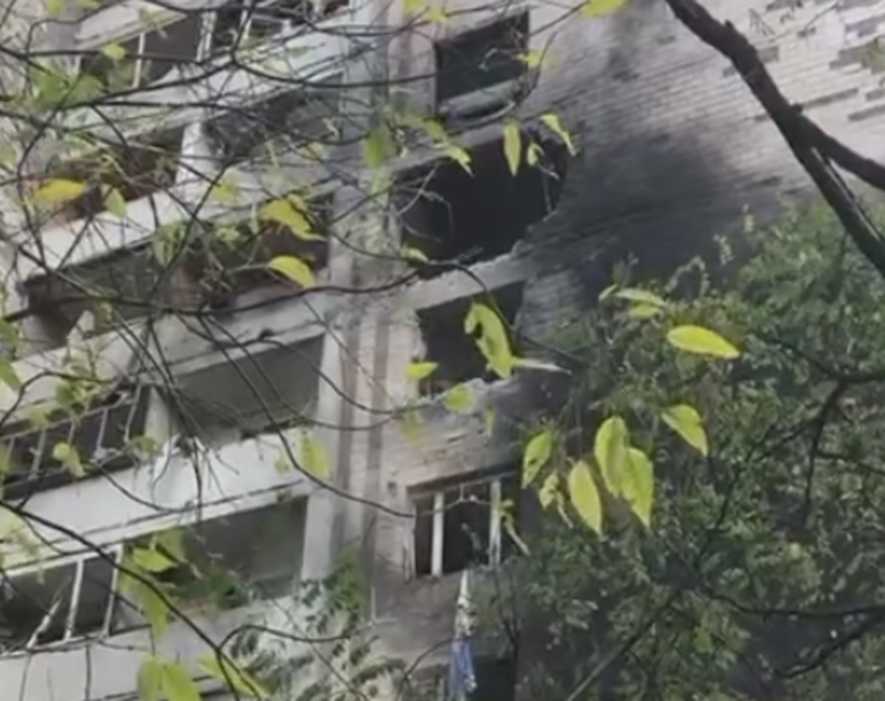 Вибухова хвиля “знищила” багатоповерхівку: мер Києва показав наслідки атаки БпЛА, – ВІДЕО
