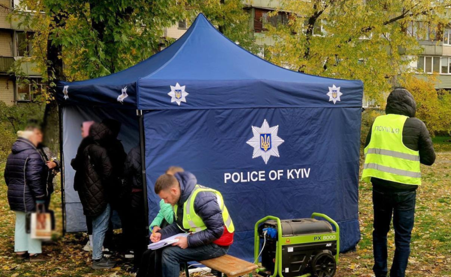 Майже сотня звернень після вибухів: поліція Києва розгорнула пункти допомоги