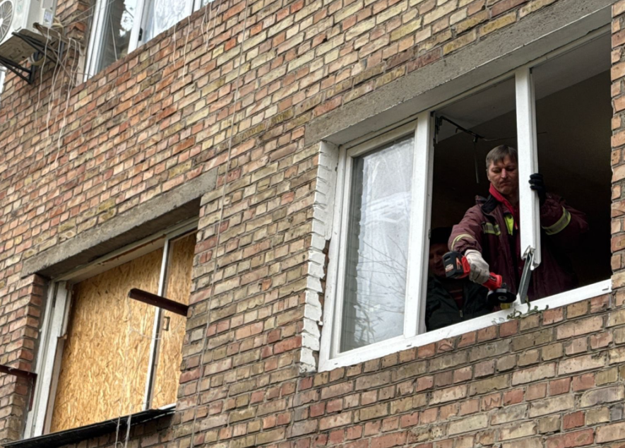 Дві сотні вибитих вікон: як жителі Києва відновлюють пошкодження, – ФОТО